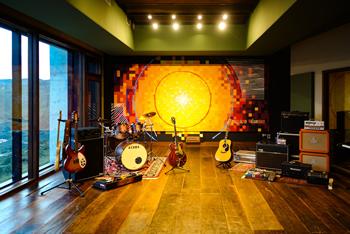 The Sonastério main live space, overlooking the mountains.